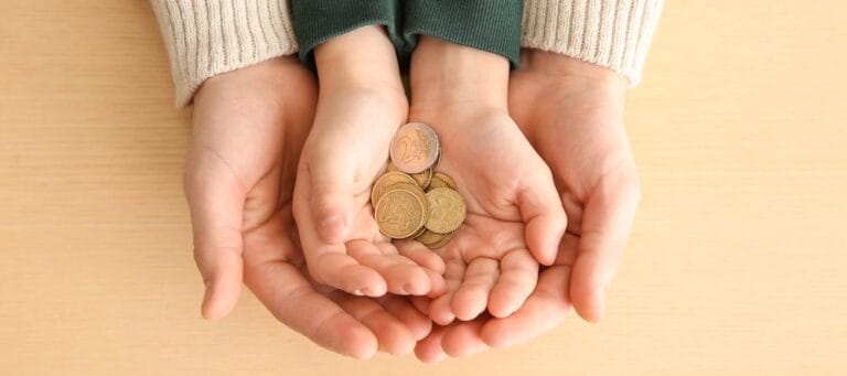 Jak określić wysokość alimentów na dziecko w 2026 roku? wysokość alimentów na dziecko - rodzic i dziecko trzymający monety w dłoniach