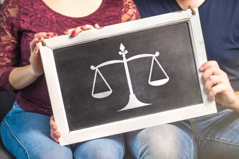 Przesłanki orzeczenia o winie w rozwodzie - co naprawdę bada sąd? Przesłanki orzeczenia o winie w rozwodzie - symbol prawa rodzinnego i sprawy rozwodowej