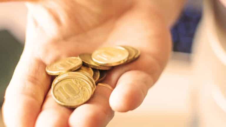 Wniosek o zagrożenie ukaraniem 2026 r. - kary finansowe za utrudnianie kontaktów z dzieckiem Wniosek o zagrożenie ukaraniem - dłoń trzymająca złote monety